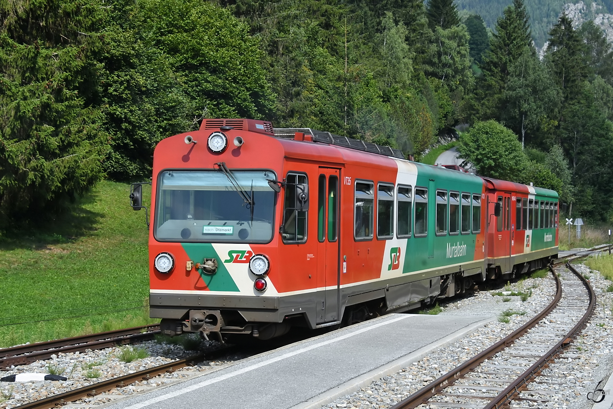 Ein Triebwagenzug der Murtalbahn unterwegs in Richtung Unzmarkt. (Bahnhof Ramingstein-Thomatal, August 2019)