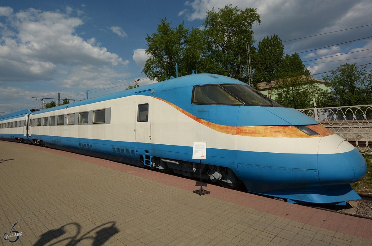 Ein Triebzug ЭС250 im Eisenbahnmuseum von Moskau Anfang Mai 2016.