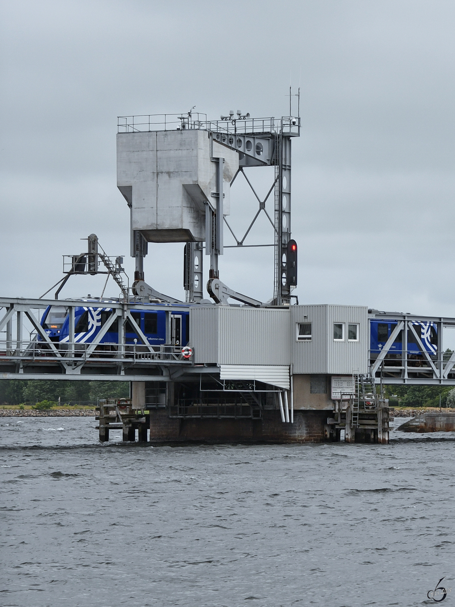Ein Triebzug Alstom Coradia LINT 41 der Nordjyske Jernbaner befährt Anfang Juni 2018 die Hubbrücke über den Limfjord in Aalborg.