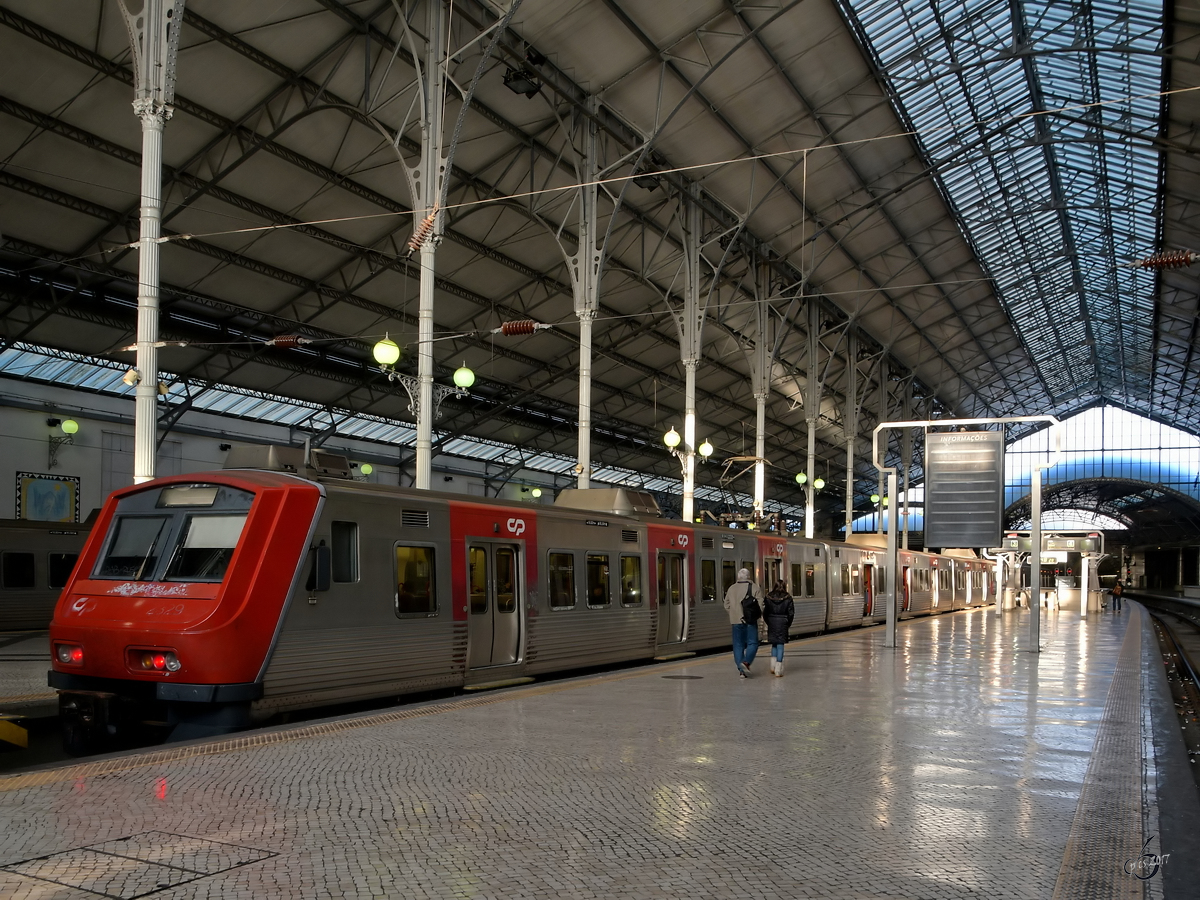 Ein Triebzug der Baureihe 2300 im Bahnhof Lissabon-Rossio. (Januar 2017)