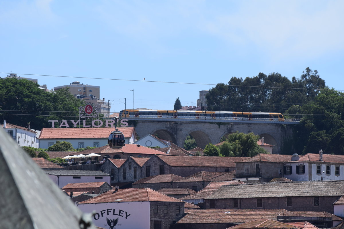 Ein Triebzug der Baureihe 3400 berquert die Mirador Gaia Brcke. Das Foto wurde mit Teleobjektiv aus etwa 1 Kilometer Entfernung vom anderen Ufer des Duoro am 09.06.2017 geschossen.