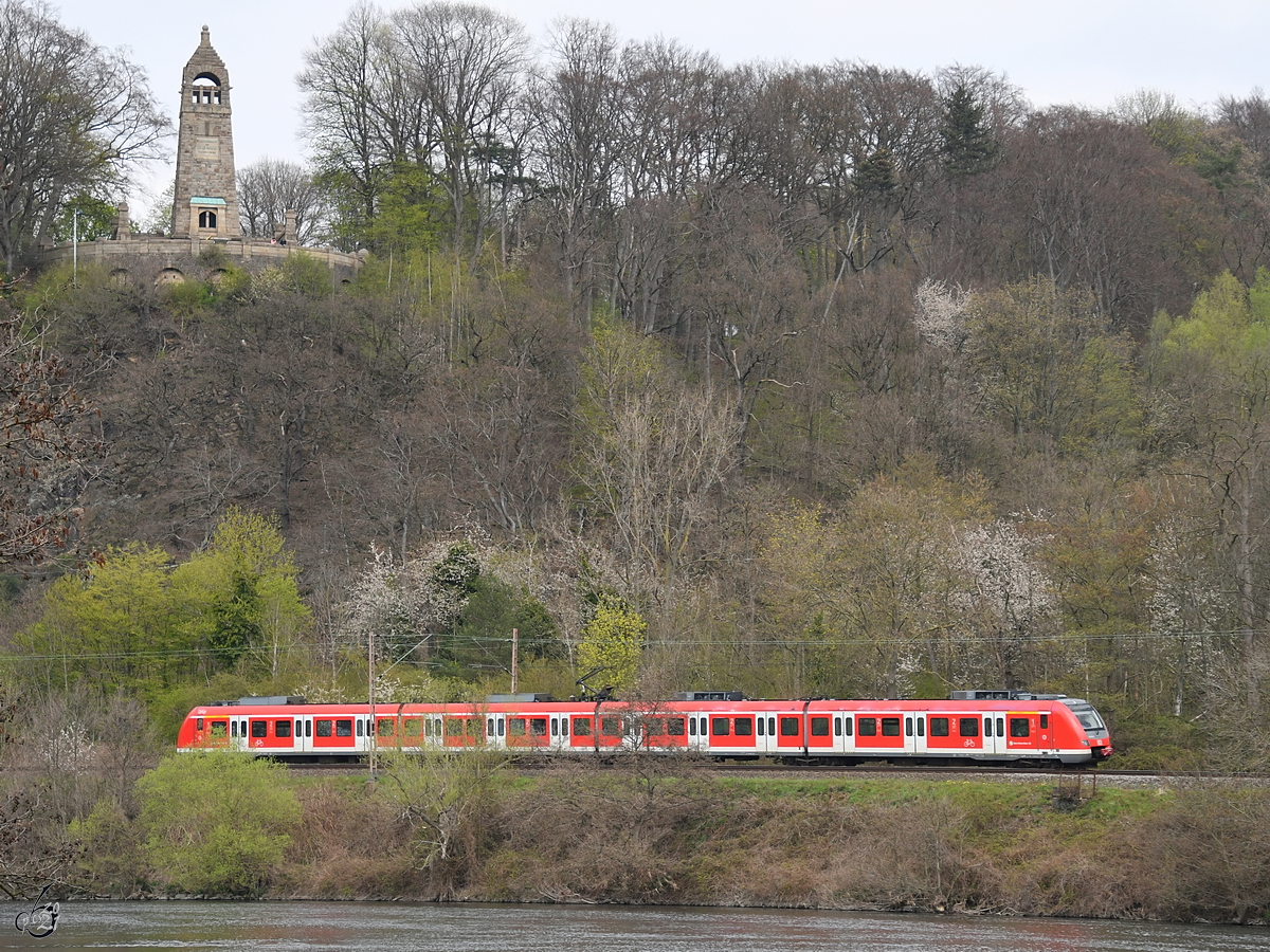 Ein Triebzug der Baureihe 422 fährt gerade die Ruhr entlang, so gesehen Mitte April 2021 in Witten-Bommern.