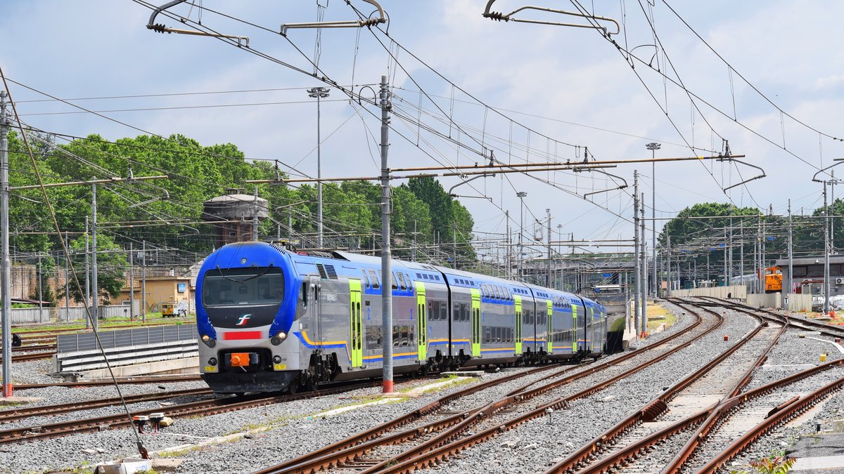 Ein Triebzug der Baureihe 426 fährt am 23.05.2018 aus Richtung Roma Tiburtina in den Bahnhof Roma Ostiense ein.
