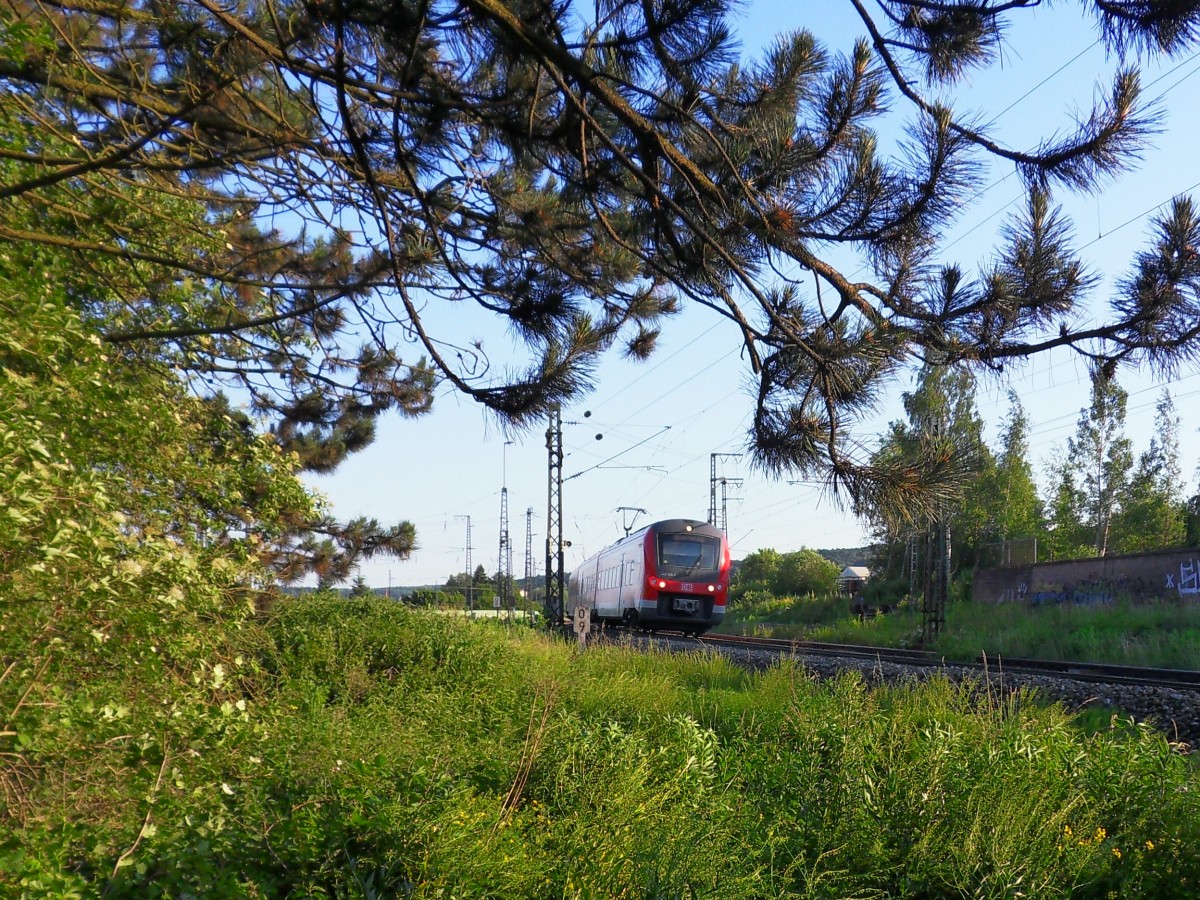 Ein Triebzug der Baureihe 440 fährt am 18.06.2012 aus dem Bahnhof Treuchtlingen in Richtung Ansbach aus.