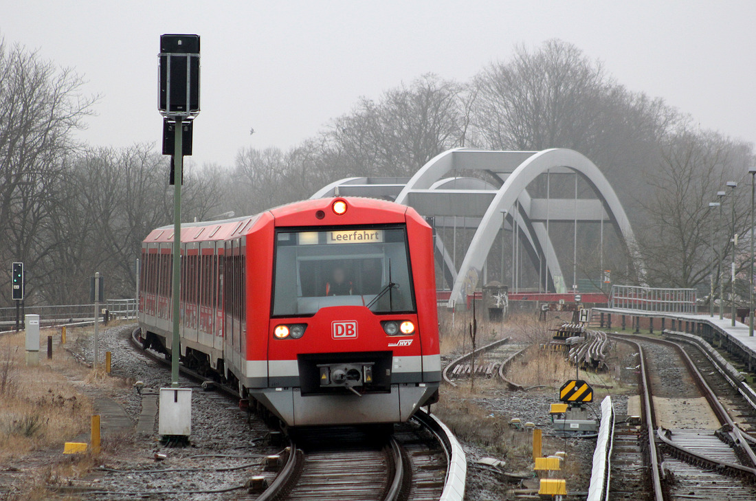 Ein Triebzug der Baureihe 474, dessen genaue Nummer mir unbekannt ist, am 29. Februar 2016 in Hamburg-Ohlsdorf.