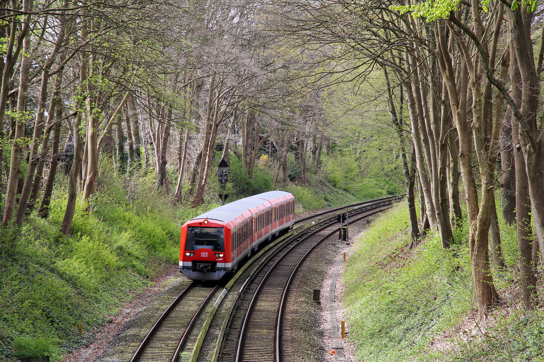 Ein Triebzug der Baureihe 474 (genaue Fahrzeugnummer unbekannt) erreicht in Kürze den Zielbahnhof Poppenbüttel.
Aufnahmedatum: 18. April 2017