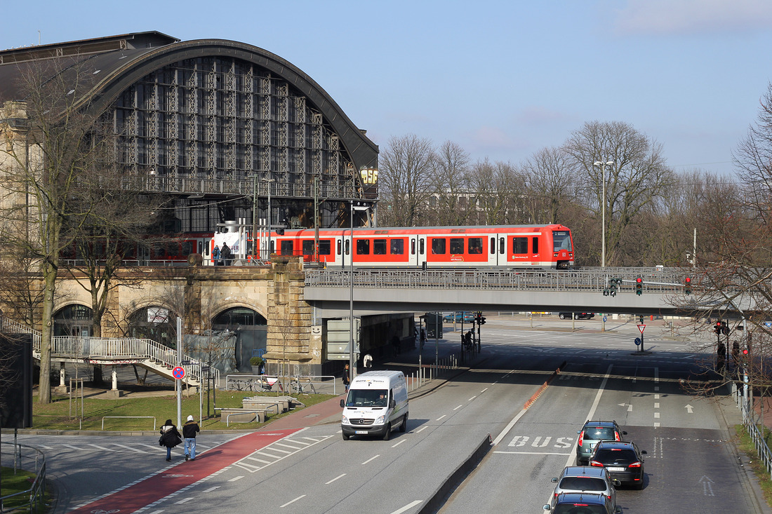 Ein Triebzug der Baureihe 474 verlässt den Bahnhof Hamburg-Dammtor.
Der Zug war auf der Linie S 31 von Hamburg-Altona (S) nach Hamburg-Harburg Rathaus unterwegs.
Aufgenommen am 29. Februar 2016.