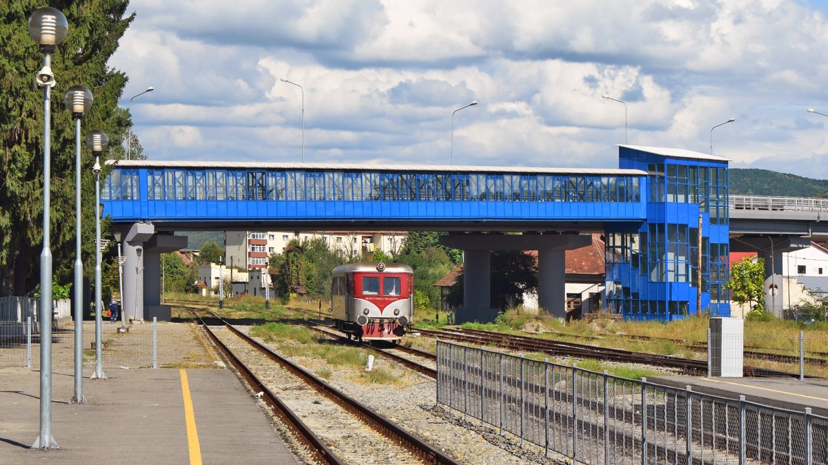 Ein Triebzug der Baureihe 77 fährt m 23.09.2017 im Bahnhof Ramnicu Valcea aus Richtung Calimanesti ein.