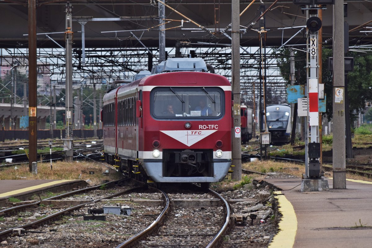 Ein Triebzug Baureihe 78 der Transferoviar Calatori fährt am 14.08.2017 im Bukarester Nordbahnhof ein.
