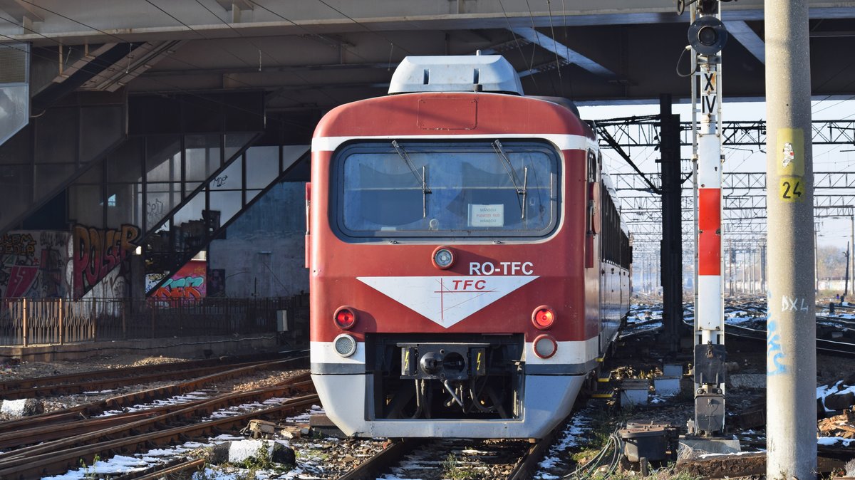 Ein Triebzug der Baureihe 78 verlässt am 02.12..2018 den bukarester Nordbahnhof.