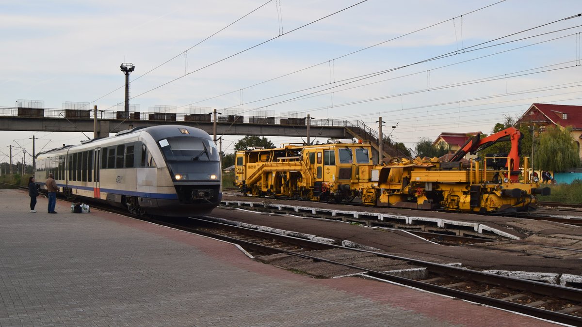 Ein Triebzug der Baureihe 96 aus Richtung Slobozia zieht am 30.09.2017 in Bahnhof Tandarei. Im Hintergrund ist ein Teil eines Bauzugs zu sehen.