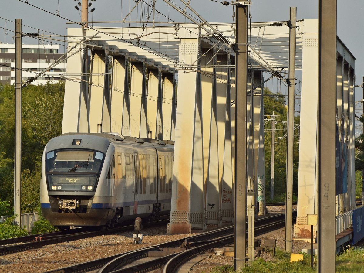 Ein Triebzug der Baureihe 96 fährt am 08.09.2017 im Bahnhof Bucuresti Baneasa ein.