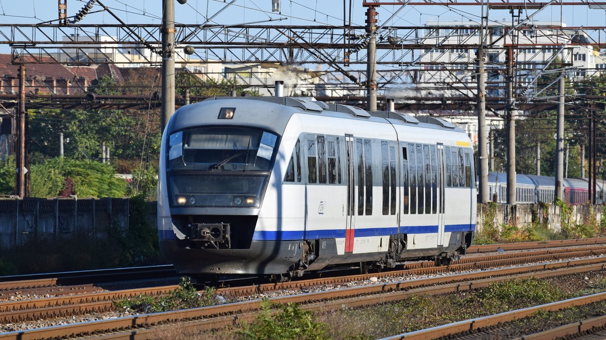 Ein Triebzug der Baureihe 96 kurz nach Verlassen des Nordbahnhofs Bukarest am 06.10.2018.
