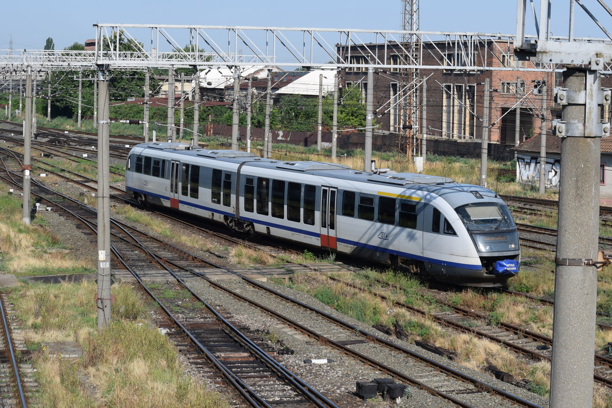 Ein Triebzug der Baureihe 96 nähert sich am 08.07.2017 seiner Endstation im Bahnhof Timisoara