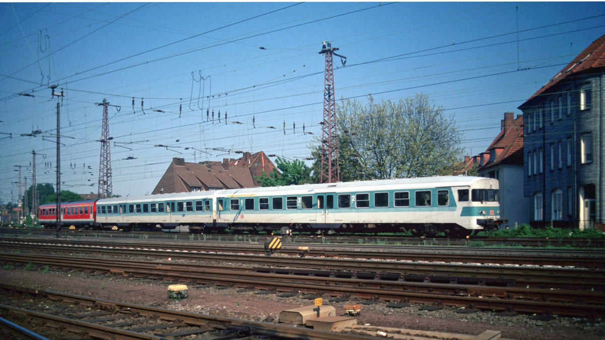 Ein Triebzug, bestehend aus DB Regio VT 624 625, 924 XXX und 624 XXX, fährt als RB von der  Schinkelkurve  (Verbindung KBS 385 zur KBS 375) kommend auf die obere Ebene von Osnabrück Hbf ein (XX.06.2000); digitalisiertes Dia.