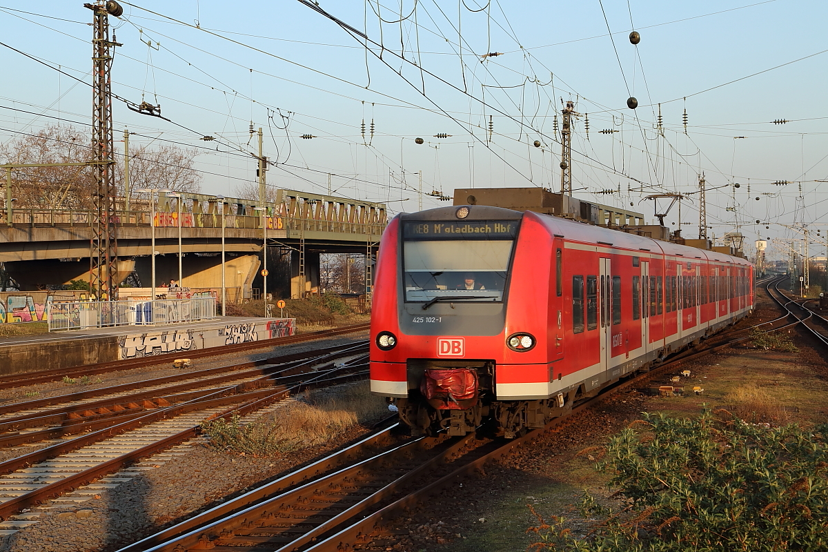 Ein Triebzug der BR 425 (Siemens), unterwegs auf der Re 8 in Richtung Mönchengladbach, aufgenommen am Abend des 13.03.2014, bei der Einfahrt in den Bahnhof Köln-Deutz.