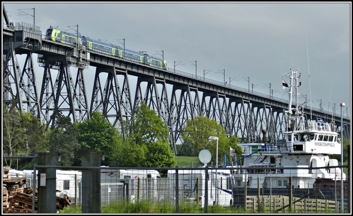 Ein Triebzug der BR 445 auf der Rendsburger Hochbrücke. (17.05.2019)