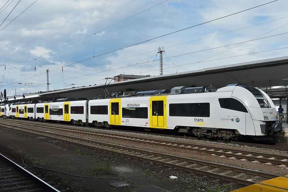 Ein Triebzug der BR 460, der MittelrheinBahn wartet in Koblenz auf seinen Einsatz.  Febr.2015