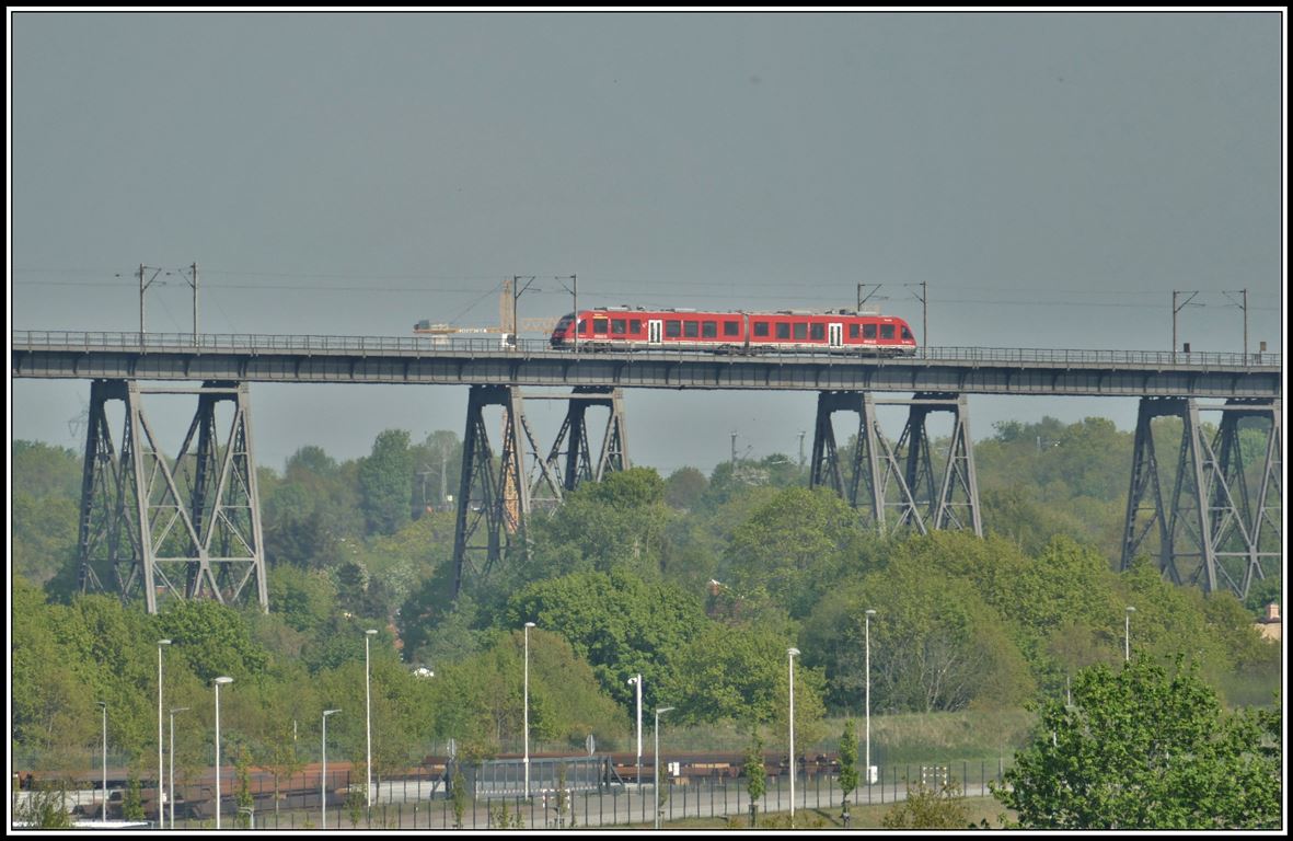 Ein Triebzug der BR648 überquert den Nordostseekanal auf der Rendsburger Hochbrücke. (17.05.2019)
