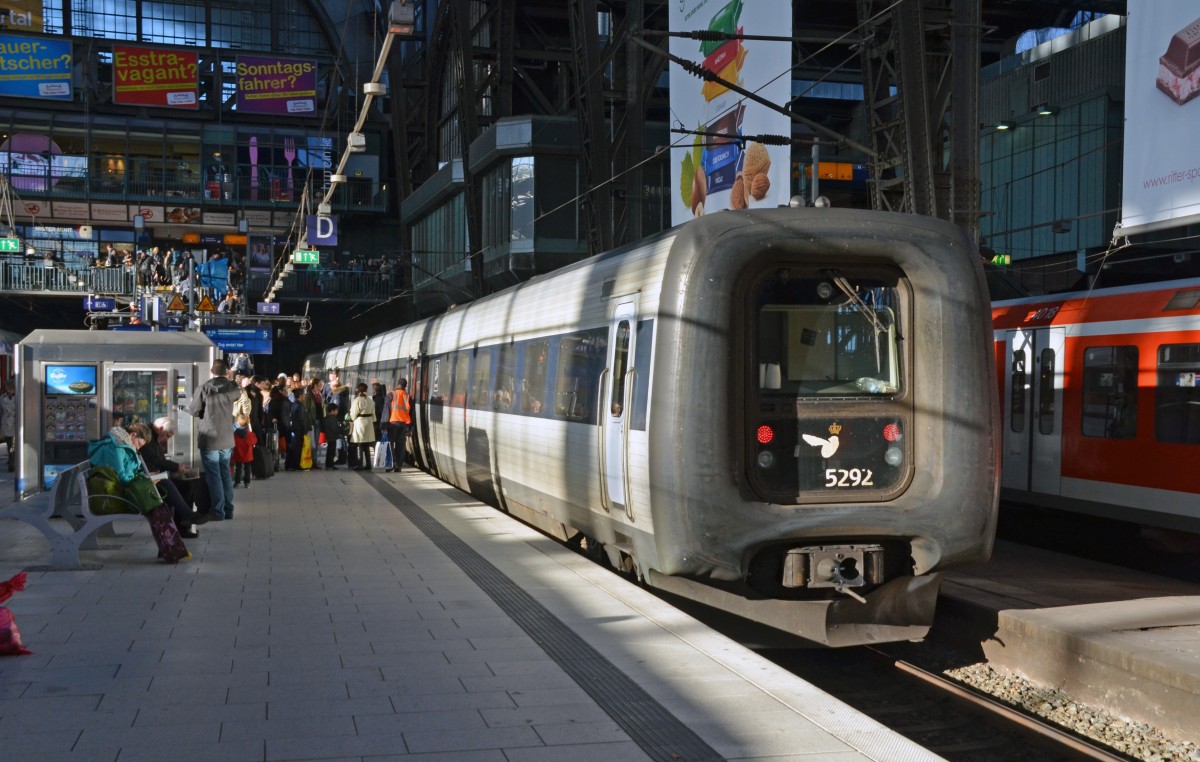 Ein Triebzug der dänischen IC3-Flotte hat am 10.10.15 den Hamburger Hbf erreicht und wird in Kürze aus der Bahnhofshalle auf eine Parkposition fahren.