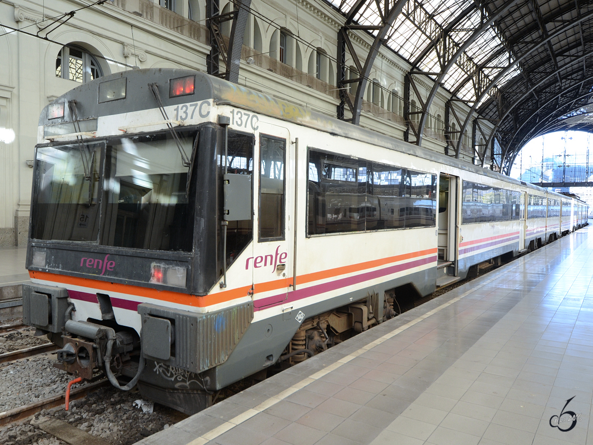 Ein Triebzug in der Estació De Franca Barcelona (Februar 2013)