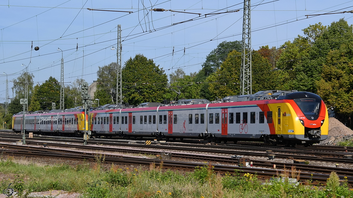 Ein Triebzug der HLB verlässt Mitte September 2019 den Bahnhof Darmstadt-Kranichstein.