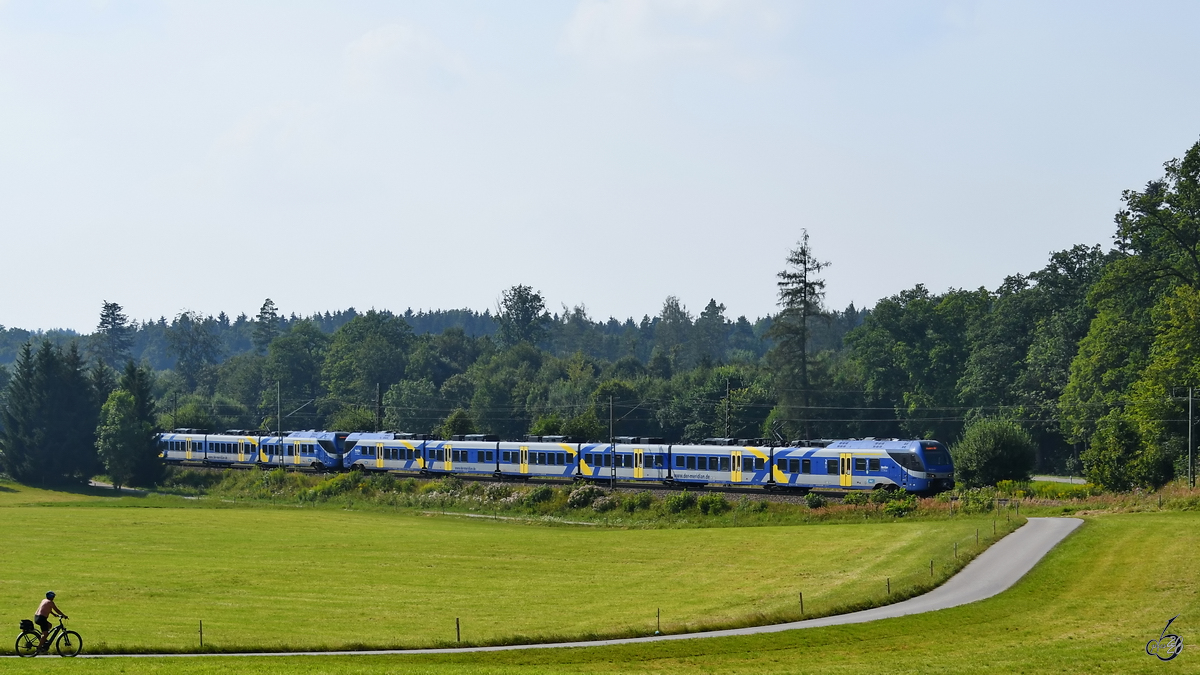 Ein Triebzug von Meridian, hier Mitte August 2020 bei Strass auf dem Weg nach Salzburg.