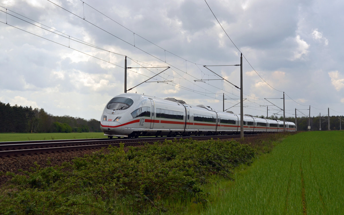 Ein Triebzug der Reihe 403 durcheilte am 28.04.19 als ICE 1004 nach Berlin die Felder von Burgkemnitz.