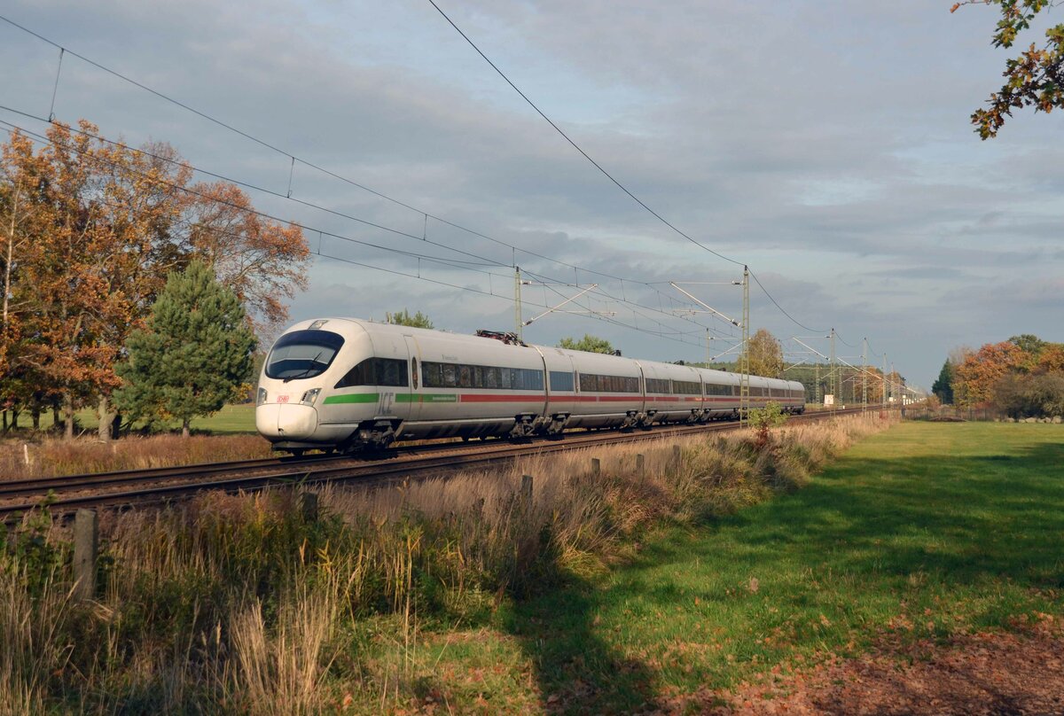 Ein Triebzug der Reihe 411 rollte am 06.11.21 als ICE 1630 nach Frankfurt(M) durch Radis Richtung Halle(S).