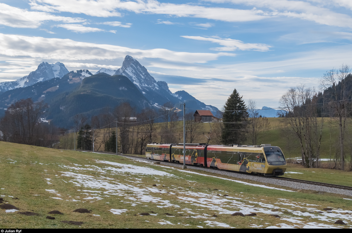 Ein Triebzug der Serie 5000 fährt am 24. Dezember 2015 von Rougemont her kommend bei Schönried in Richtung Zweisimmen - Lenk.