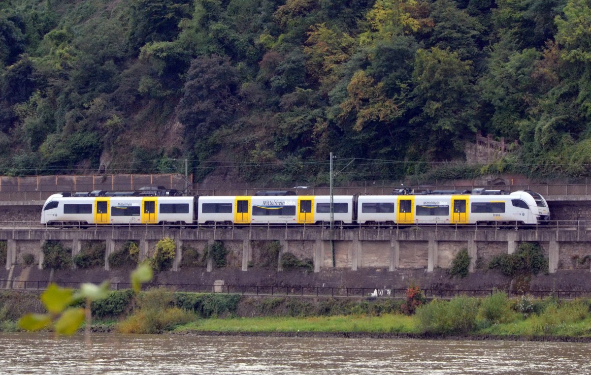Ein Triebzug von Siemens  Desiro ML der TransRegio  460 501-0  der Mittelrheinbahn bei Unkel am Rhein abgelichtet am 22.09.2013.  