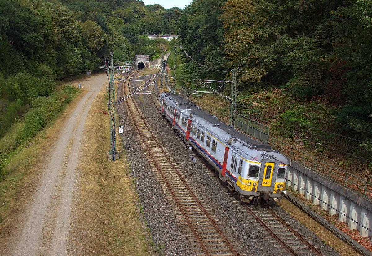 Ein Triebzug der SNCB 642  kommt aus Aachen-Hbf nach Spa-Géronstère(B) und kamm gerade aus dem Aachener-Buschtunnel aus Richtung Aachen-Hbf und fährt in Richtung Hergenrath(B). Aufgenommen von einer Fußgängerbrückein Preusswald bei Aachen. 
Bei Sommerwetter am Nachmittag vom 12.8.2018.
