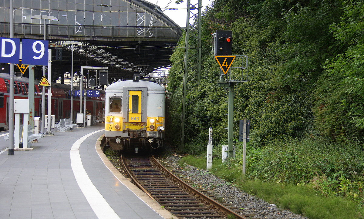 Ein Triebzug der SNCB 643 von Aachen-Hbf nach Spa-Géronstère(B) bei der Abfahrt in Aachen-Hbf und fährt in Richtung Belgien. 
Aufgenommen vom Bahnsteig 9 vom Aachen-Hbf.  
Bei Regenwolken am Nachmittag vom 11.9.2017.