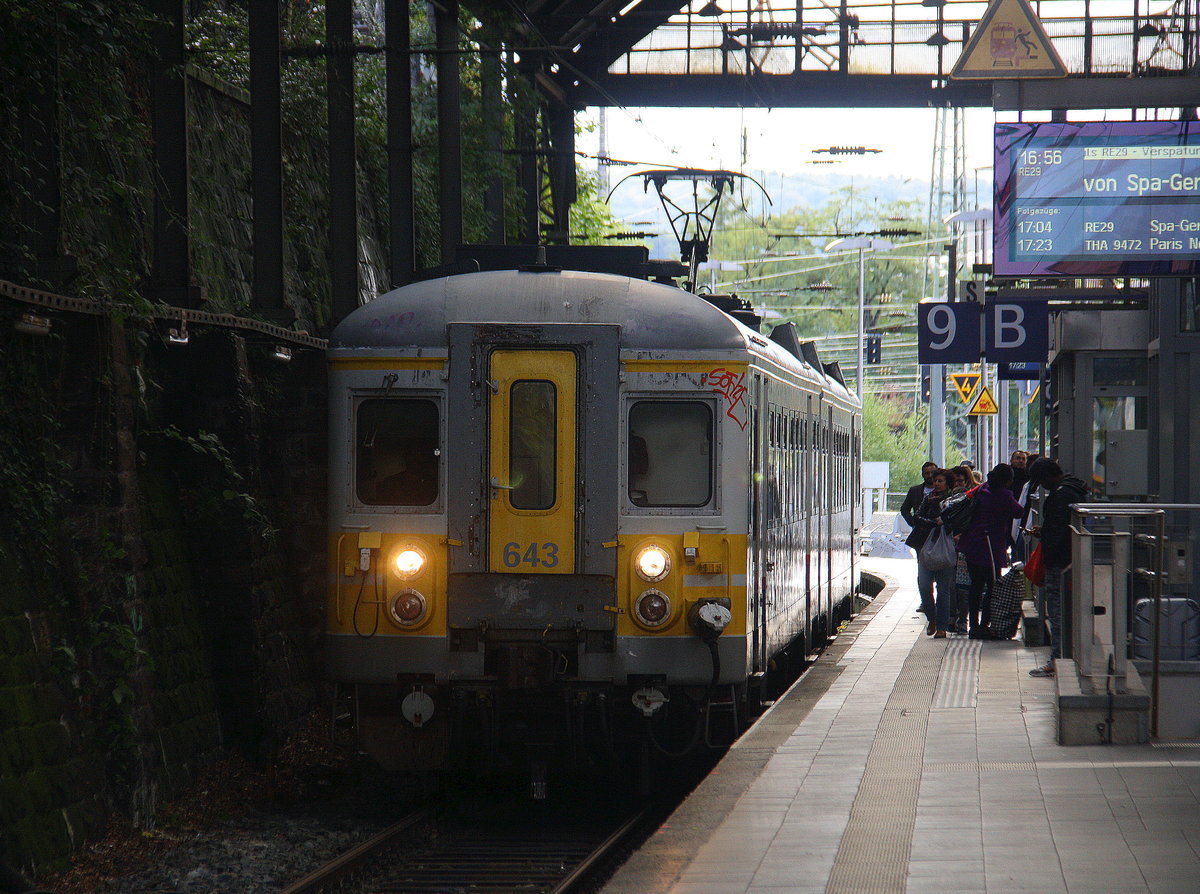 Ein Triebzug der SNCB 643 kommt aus  Spa-Géronstère(B) nach Aachen-Hbf(D) und kommt aus Richtung Welkenraedt(B),Lontzen(B),Astenet(B),Hergenrath(B),Aachen-Süd(D) und fährt in den Aachener-Hbf ein.
Aufgenommen vom Bahnsteig 9 vom Aachen-Hbf. 
Am Nachmittag vom 9.9.2017