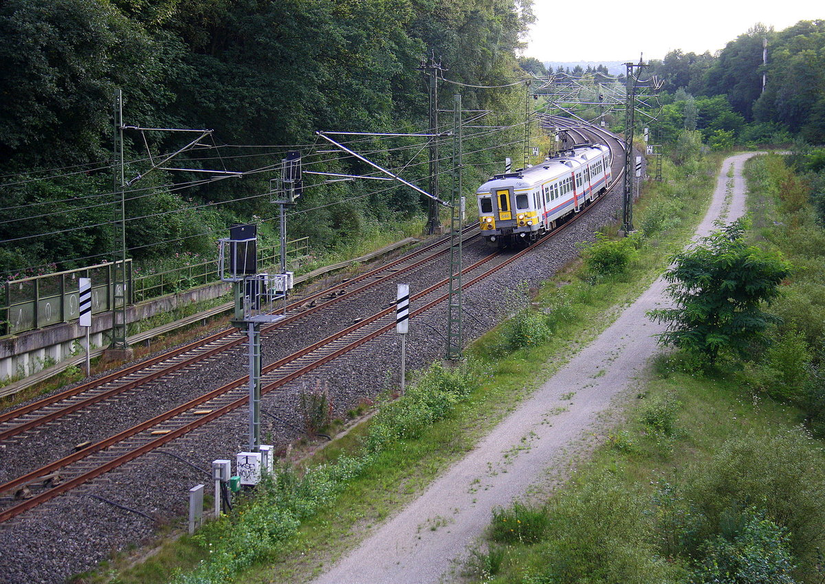 Ein Triebzug der SNCB 646 kommt aus Spa-Géronstère(B nach Aachen-Hbf  und kamm aus Richtung Welkenraedt(B),Lontzen(B),Astenet(B),Hergenrath(B) und fährt gleich in den Aachener-Buschtunnel ein.
Aufgenommen von einer Fußgängerbrückein Preusswald bei Aachen. 
Bei Sommerwetter am Abend vom 24.8.2017.