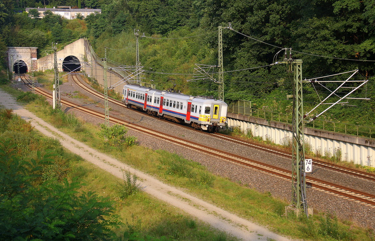 Ein Triebzug der SNCB 646 kommt aus Aachen-Hbf nach Spa-Géronstère(B) und kamm gerade aus dem Aachener-Buschtunnel aus Richtung Aachen-Hbf und fährt in Richtung Hergenrath(B). Aufgenommen von einer Fußgängerbrückein Preusswald bei Aachen. 
Bei Sommerwetter am Abend vom 28.8.2017.