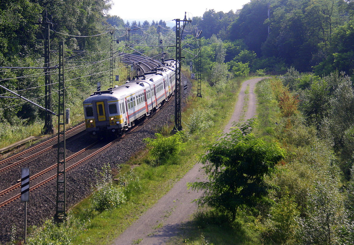 Ein Triebzug der SNCB 646 kommt aus Spa-Géronstère(B nach Aachen-Hbf und kamm aus Richtung Welkenraedt(B),Lontzen(B),Astenet(B),Hergenrath(B) und fährt gleich in den Aachener-Buschtunnel ein. Aufgenommen von einer Fußgängerbrückein Preusswald bei Aachen. 
Bei Sommerwetter am Nachmittag vom 28.8.2017.