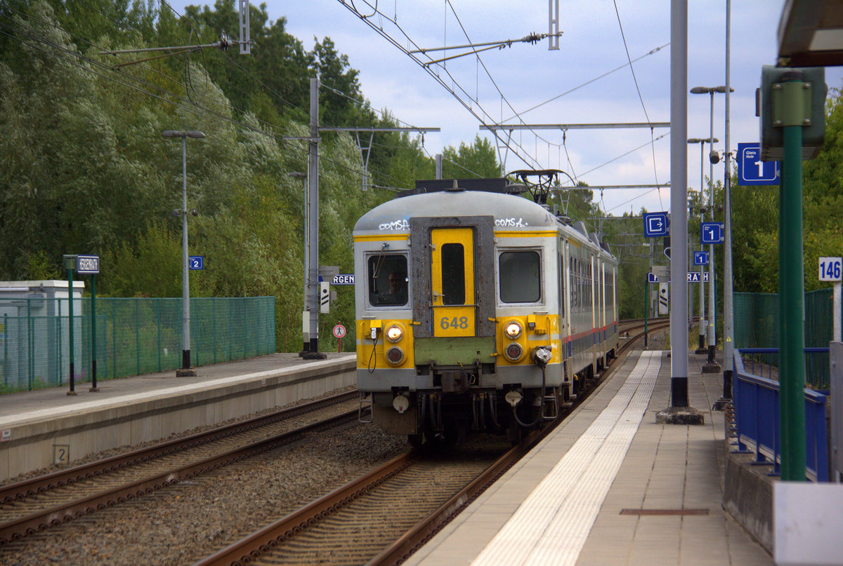 Ein Triebzug der SNCB 648 kommt aus Spa-Géronstère(B) nach Aachen-Hbf und kommt aus Richtung Welkenraedt(B),Lontzen(B),Astenet(B) und fährt den Bahnhof Hergenrath(B) ein und hält in Hergenrath(B) und fährt dann weiter in Richtung Aachen-Süd(D),Aachen-Hbf. Aufgenommen vom Bahnsteig 1 in Hergenrath(B). 
Bei Sonne und Wolken am Nachmittag vom 15.8.2018.