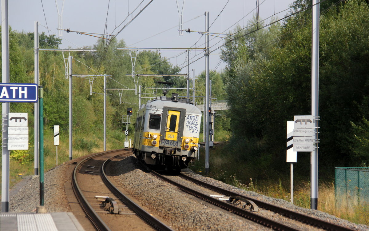 Ein Triebzug der SNCB 651 kommt aus Aachen-Hbf nach Spa-Géronstère(B) und kommt aus Richtung Aachen-Hbf,Aachen-Süd(D) und fährt in den Bahnhof von Hergenrath(B) ein und hält in Hergenrath(B) und fährt dann weiter in Richtung ,Astenet(B),Lontzen(B),Welkenraedt(B). Aufgenommen vom Bahnsteig 1 in Hergenrath(B).
Bei Sommerwetter am Morgen vom 16.8.2018. 