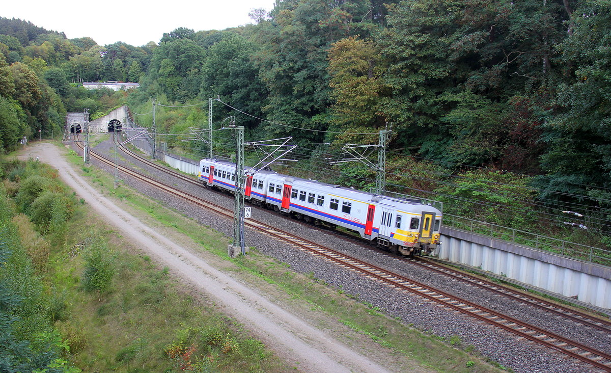 Ein Triebzug der SNCB 656 kommt aus Aachen-Hbf nach Spa-Géronstère(B) und kamm gerade aus dem Aachener-Buschtunnel aus Richtung Aachen-Hbf und fährt in Richtung Hergenrath(B). Aufgenommen von einer Fußgängerbrückein Preusswald bei Aachen. 
Bei Sommerwetter am Nachmittag vom 31.8.2018.