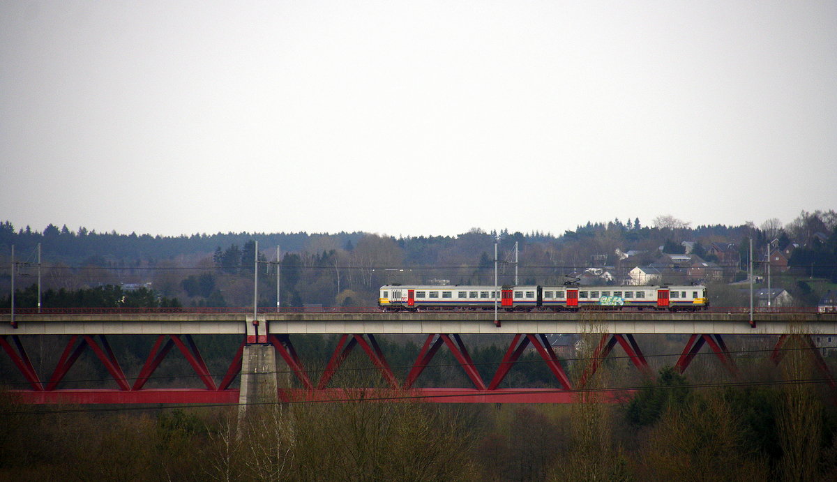 Ein Triebzug der SNCB 662 kommt aus Spa-Géronstère(B) nach Aachen-Hbf und fährt über die Hammerbrücke bei Hergenrath(B) und fährt in Richtung Hergenrath-Bahnhof(B),Aachhen-Süd(D),Aachen-Hbf.
Aufgenommen von einem Parkplatz in Hergenrath(B).
Bei Sonne und Wolken am Nachmittag vom 2.4.2016.