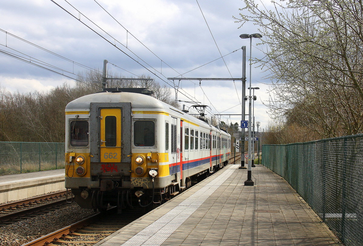 Ein Triebzug der SNCB 662 kommt aus Spa-Géronstère(B) nach Aachen-Hbf und kommt aus Richtung Welkenraedt(B),Lontzen(B),Astenet(B) und fährt den Bahnhof Hergenrath(B) ein und hält in Hergenrath(B) und fährt dann weiter in Richtung Aachen-Süd(D),Aachen-Hbf.
Aufgenommen vom Bahnsteig 1 in Hergenrath(B).
Bei Sonne und Wolken am Nachmittag vom 3.4.2016.