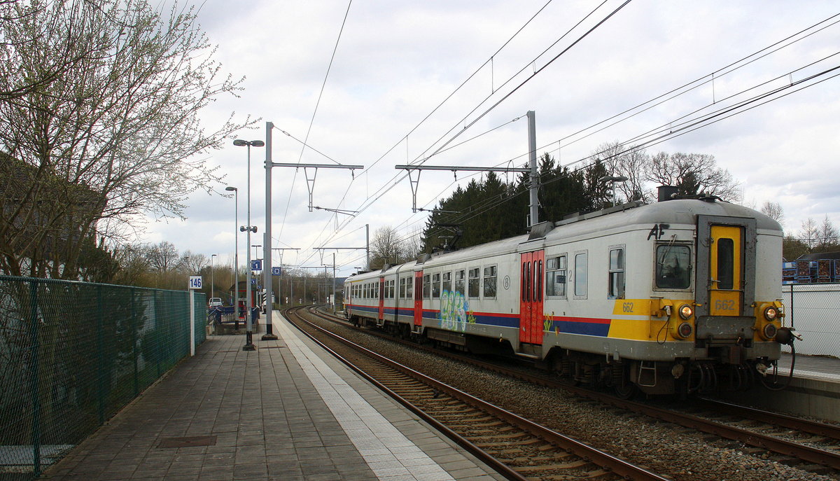 Ein Triebzug der SNCB 662 kommt aus Aachen-Hbf nach Spa-Géronstère(B) und kommt aus Richtung Aachen-Hbf,Aachen-Süd(D) und fährt in den Bahnhof von Hergenrath(B) ein und hält in Hergenrath(B) und fährt dann weiter in Richtung ,Astenet(B),Lontzen(B),Welkenraedt(B).
Aufgenommen vom Bahnsteig 1 in Hergenrath(B). 
Bei Sonne und Wolken am Nachmittag vom 3.4.2016.