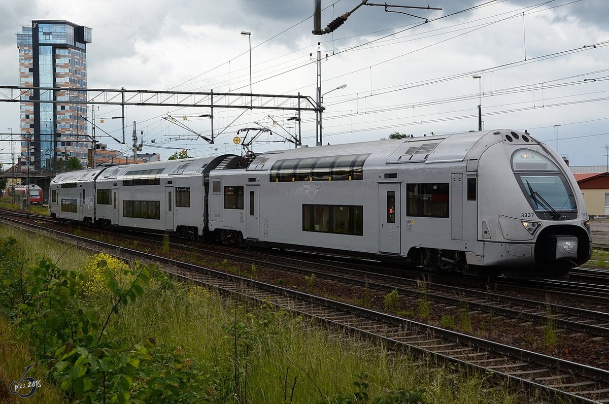 Ein Triebzug vom Typ Alstom Coradia Duplex X40 der SJ in Linköping (Juni 2012)