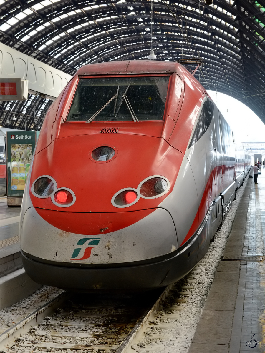 Ein Triebzug vom Typ ETR 500 Frecciarossa im Zentralbahnhof von Mailand. (Juni 2014)