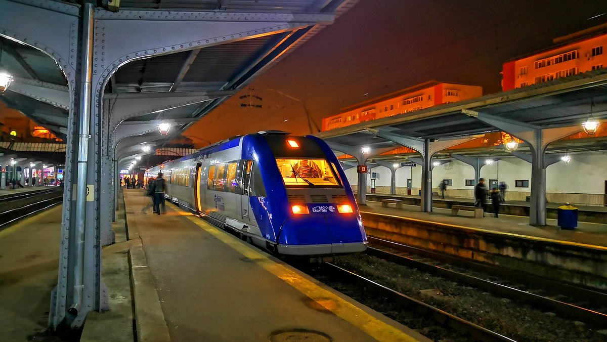 Ein Triebzug X-72500 (ex-SNCF) der Regio Calatori am Abend des 13.12.2018 im Nordbahnhof Bukarest.