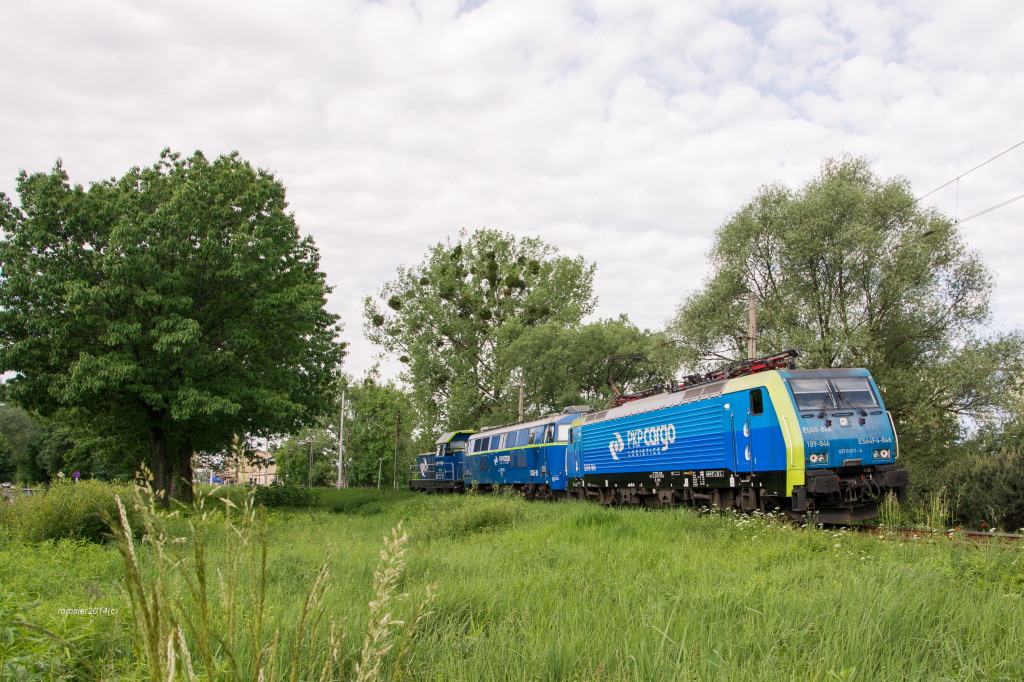 Ein Trio das PKP Cargo in der Weg auf das Bahnpicknick in Skoczów in der Zusammensetzung EU45-846+ST45-19+SM42-1290am 24.05.2014.