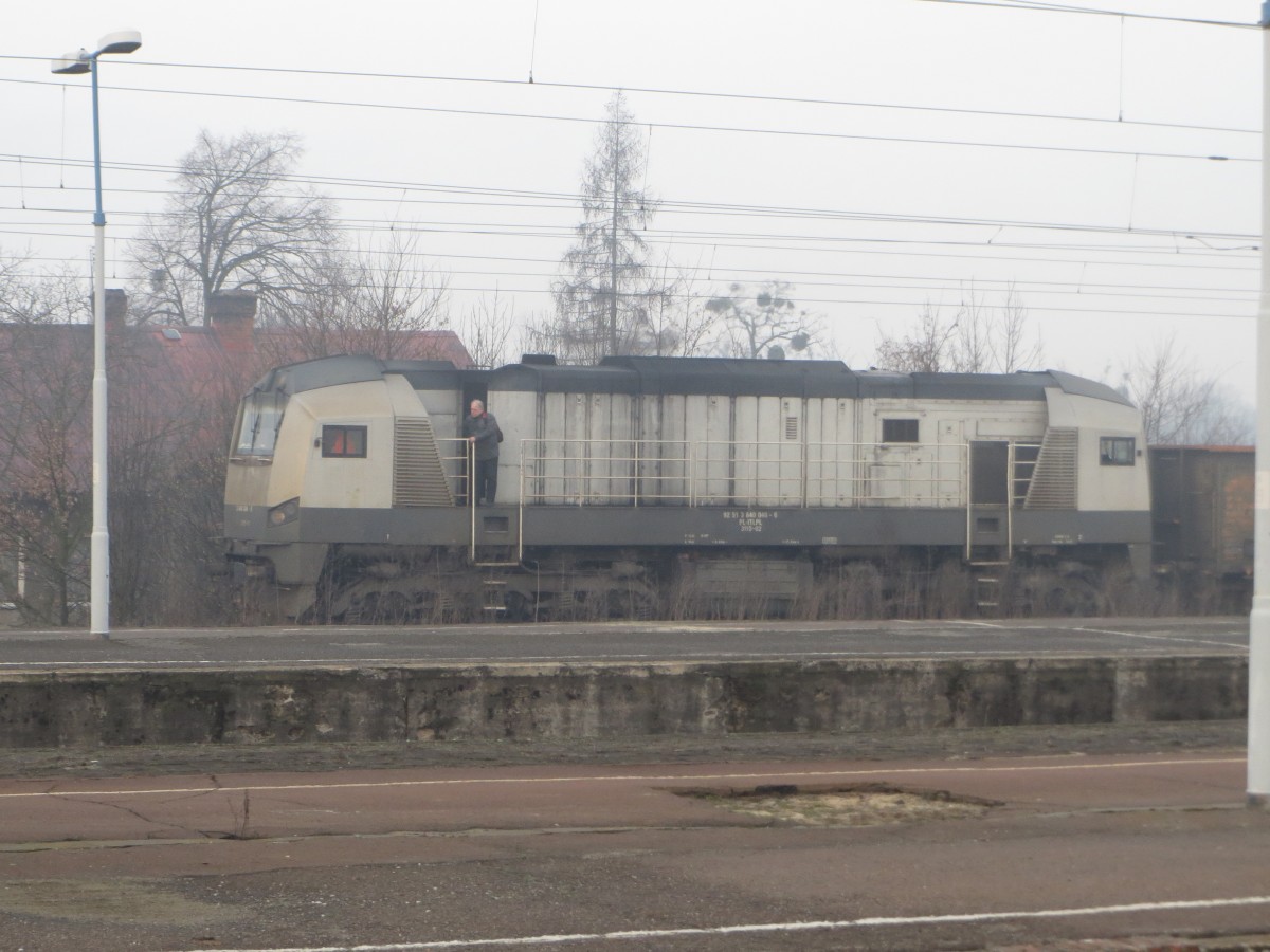 Ein trostloses Bild - Grau in Grau Lokomotive NEWAG 311D-02 / 9251 3 640 048-6 vor einem Güterzug sowie das Wetter am 27. Februar im Bahnhof von Kandrzin-Cosel (Kedzierzyn-Kozle)