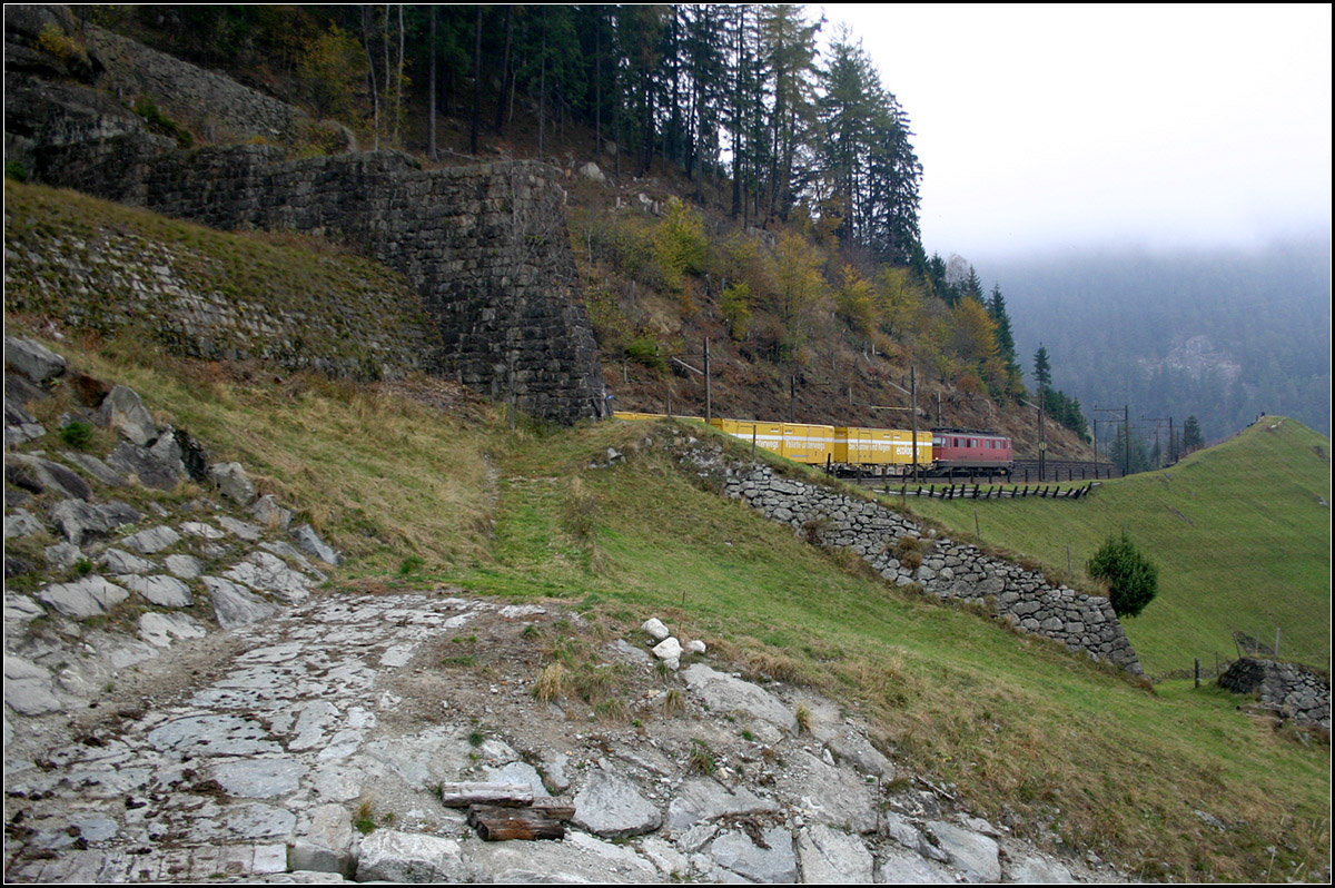 Ein Tunnel an der Oberfläche -

Ein Güterzug verlässt in Talfahrt die Obere Entschigtal-Galerie auf der oberen Streckenebene der Gotthard-Nordrampe oberhalb von Wassen.

Wo wir damals überall herum gestiegen sind....

01.11.2005 (M)
