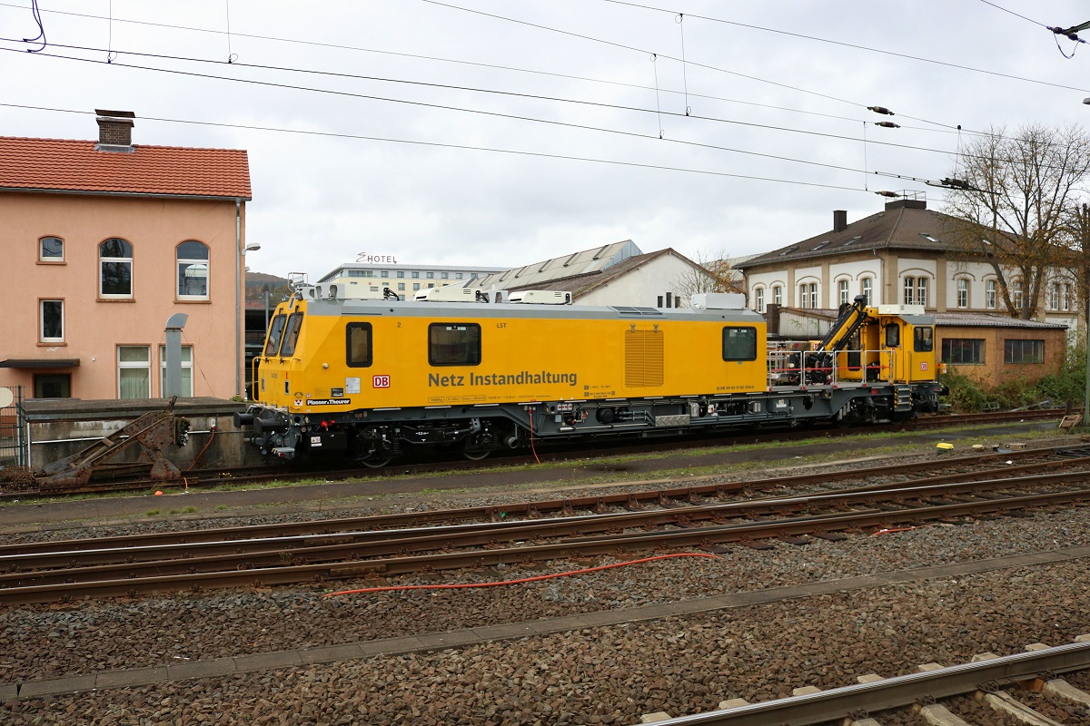 Ein Tunnelinspektionsfahrzeug (TIF) der Fa. Plasser&Theurer (D-DB 99 80 9120 004-2), genutzt von der DB Netz Notfalltechnik für die Schnellfahrstrecke Hannover–Würzburg (KBS 351), ist im Bahnhof Fulda abgestellt. [22.10.2017 | 14:00 Uhr]